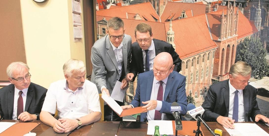 Przedstawiciele gmin podpisali w poniedziałek porozumienie, dzięki któremu autobusy miejskie pojadą do Rozgart i Obrowa.