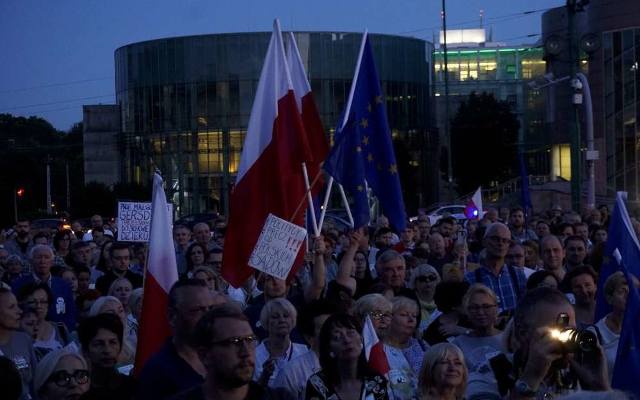 Łańcuch Światła w Poznaniu: Na placu Mickiewicza protestowali przeciwko nowelizacji ustaw o sądach i prokuraturze[ZDJĘCIA]