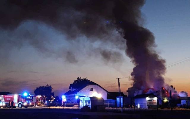 Pożar pod Puszczą Niepołomicką w Zabierzowie Bocheńskim. Płoną zabudowania gospodarcze