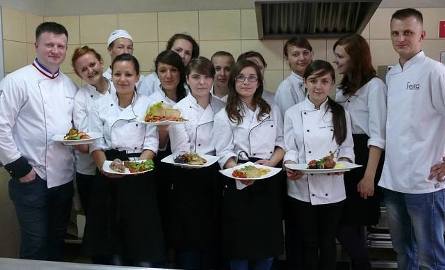 Uczniowie z klasy pierwszej Technikum Żywienia uczestniczący w warsztatach kulinarnych w ramach projektu z szefami kuchni: Marcin em Pardą (pierwszy