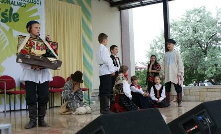 Zespół dziecięco - młodzieżowy z Publicznej Szkoły Podstawowej w Bąkowej zaprezentował się w ludowych strojach i z rekwizytami.