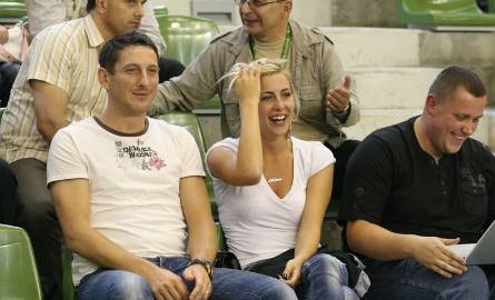 Czułości na trybunach - Słynny piłkarz ręczny Mirza Dżomba z uroczą żoną - gwiazdą telewizyjną na meczu w Kielcach (zdjęcia)