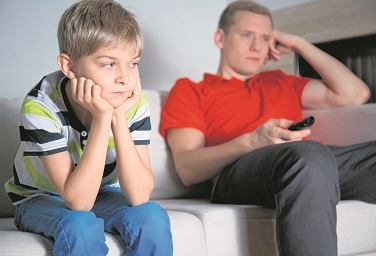 Coraz więcej Polaków rezygnuje z telewizji. Młodzi ludzie przestawiają się na internet w komputerze, starsi często nie są w stanie oglądać sieczki, jaką