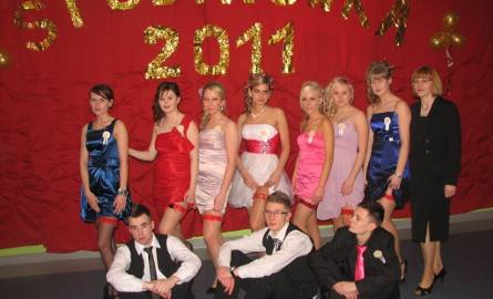 Uczennice najstarszej licealnej klasy w Barwicach nie zapomniały o uzupełnieniu swojej studniówkowej garderoby o czerwone podwiązki "na szc