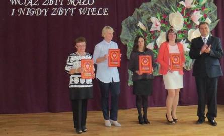 W Krzczonowie dyrektor szkoły Tomasz Paluch wręczył nagrody nauczycielkom.