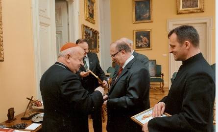 Oleska delegacja odbiera od kardynała Dziwisza papieskie relikwie.