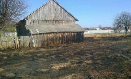 Ogień opaplił siany stodoły i drewniane ogrodzenie.  Strażacy w ostatniej chwili opanowali pożar w Wólce Ulowskiej.