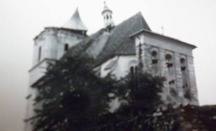 Kościół w Jazłowcu. Zdjęcie zostało zrobione w 1972. Dziś światynia jest w ruinie.