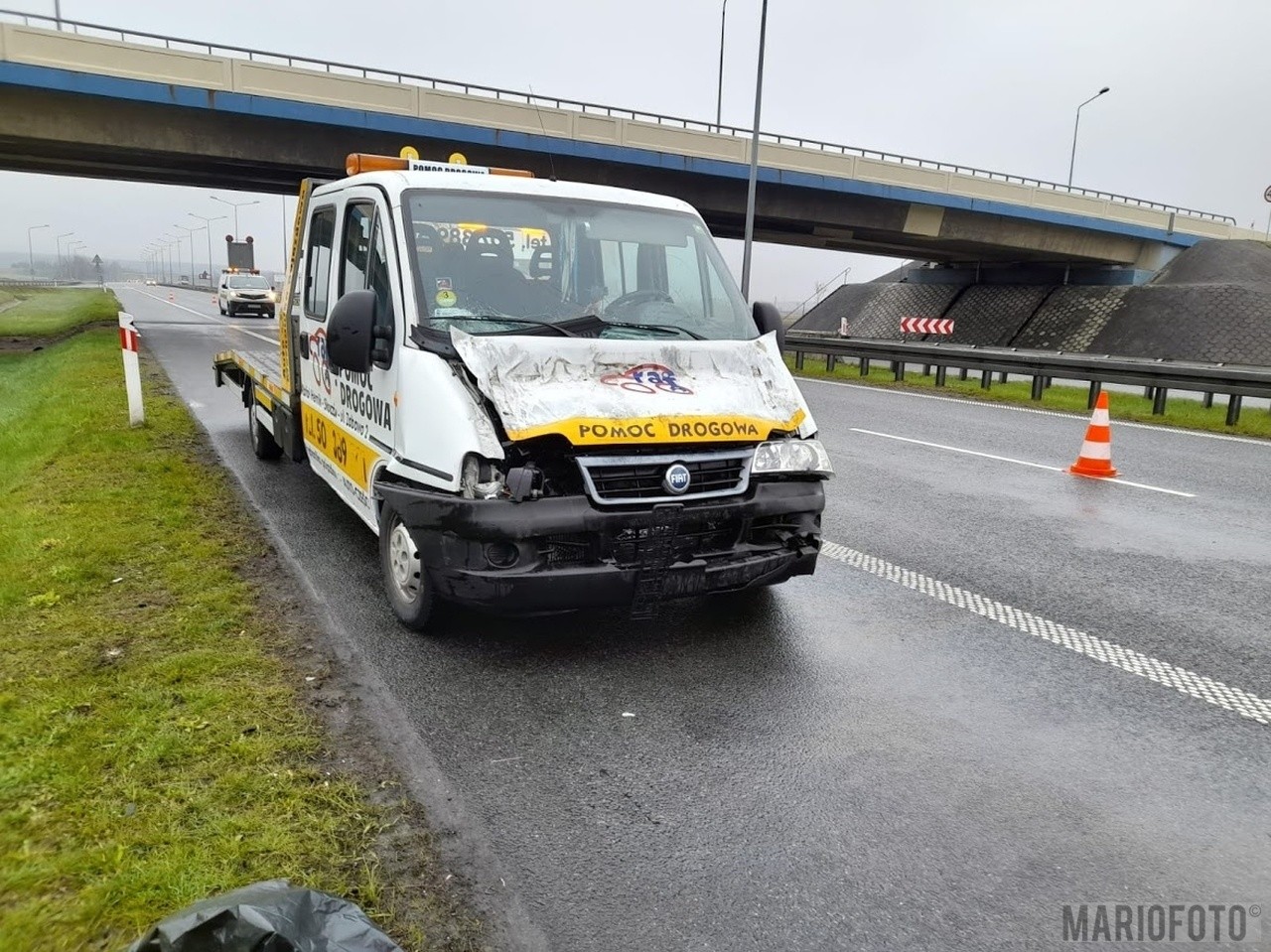 Sportowy mercedes rozbił się na autostradzie A4 pod Opolem