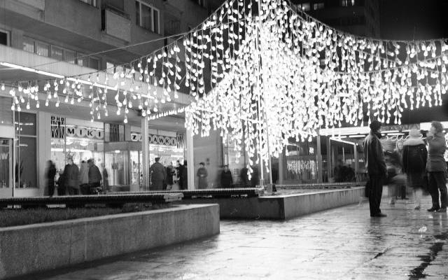 Świąteczne iluminacje w PRL-u. Zobacz, jak wtedy były udekorowane ulice i fasady sklepów