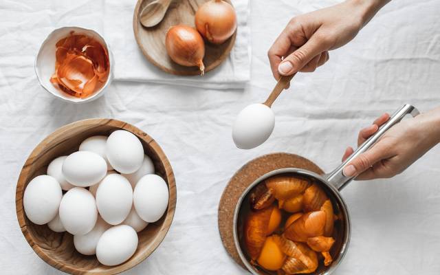 Piękne pisanki do święconki: barwienie jajek w łupinach cebuli. Jak przygotować jajka na Wielkanoc bez chemii? Malowanie cebulą to hit 2024!