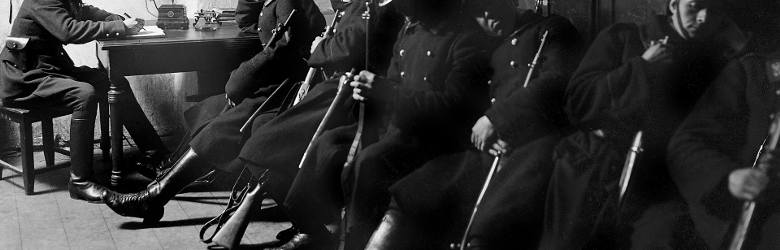 Policjanci podczas nocnego dyżuru, nieustalony warszawski komisariat, rok 1925