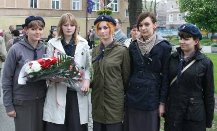 W poniedziałkowych uroczystościach uczestniczyły też harcerki z radomskiego hufca ZHR. Od lewej: Patrycja, Asia, Asia, Ola i Ewelina.
