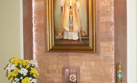W ołtarzu błogosławionego Jana Pawła II dominuje Jego obraz. Nad nim wisi złocony herb Ojca Świętego.