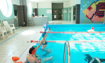 Mniejszy basen przeznaczony do nauki pływania ma trzy tory o długości 12,5 metra. Został on wyposażony w bicze wodne.