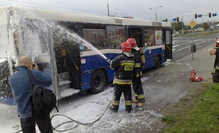 Pożar autobusu MZK. Ewakuowano kilku pasażerów [relacja Czytelnika, zdjęcia]