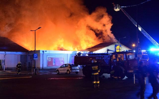 Pożar marketu Lidl przy Piekoszowskiej w Kielcach! Dramatyczne sceny. W akcji trzynaście jednostek straży [TRANSMISJA, ZDJĘCIA, WIDEO]