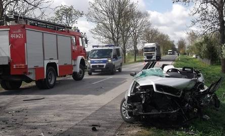 Po wypadku w gminie Iwaniska kierująca uwięziona w samochodzie