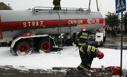 Weddług scenariusza z cysterny wyciekało paliwo, zadaniem strażaków było między innymi zneutralizowanie go.