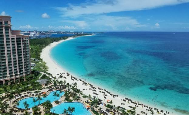 Departament Stanu i CDC w końcu 2021 r. obniżyły poziom zagrożenia na Bahamach.