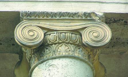 Na tarasie elewacji wschodniej pałacu w Rozpętku zachowały się kolumny w stylu jońskim. Oto piękny kapitel jednej z siedmiu kolumn.