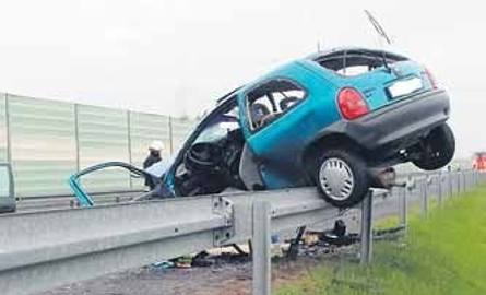 10 maja 2013 opel corsa uderzył w ciężarówkę, a następnie citroena. 25-letni kierowca zginął.