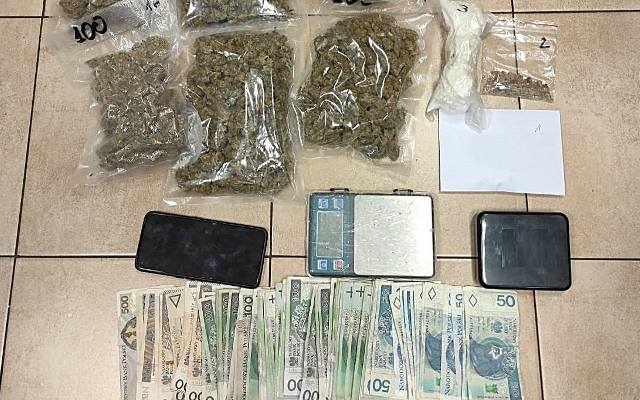 Policja znalazła ponad kilogram narkotyków w mieszkaniu 35-latka w Brzeszczach. Można z tego było zrobić 1500 działek