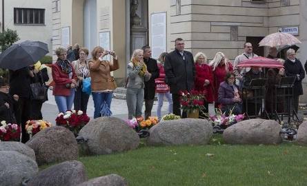 Pińczowianie odwiedzili także grób błogosławionego księdza Jerzego Popiełuszki.