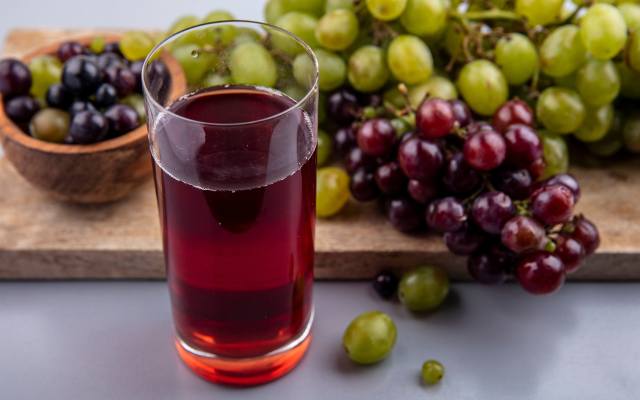 Domowy sok z winogron na zimę. Zobacz przepis na zdrowy napój do spiżarni. Znamy sposób na przetwory bez sokownika