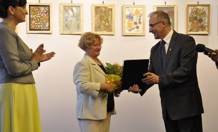 Jubileuszowy akcent miał także w Lipskim Centrum Kultury wernisaż wystawy prac Albiny Róg "Liśćmi malowane”.