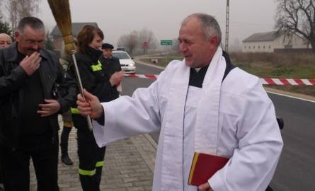 Nową drogę poświęcił ksiądz Wiesław Zawada z parafii w Dąbrówce Podłężnej