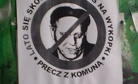 Kibice również w Kielcach protestują. Na zdjęciu plakat z prezesem PZPN wiszący na jednym z przystanków autobusowych.