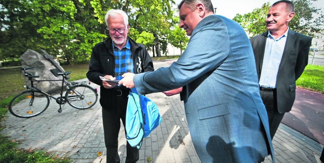 - Ważne, aby podczas jazdy na rowerze być dobrze widocznym na drodze - mówił wczoraj prezydent Piotr Jedliński, który przekazywał rowerzystom przydatne