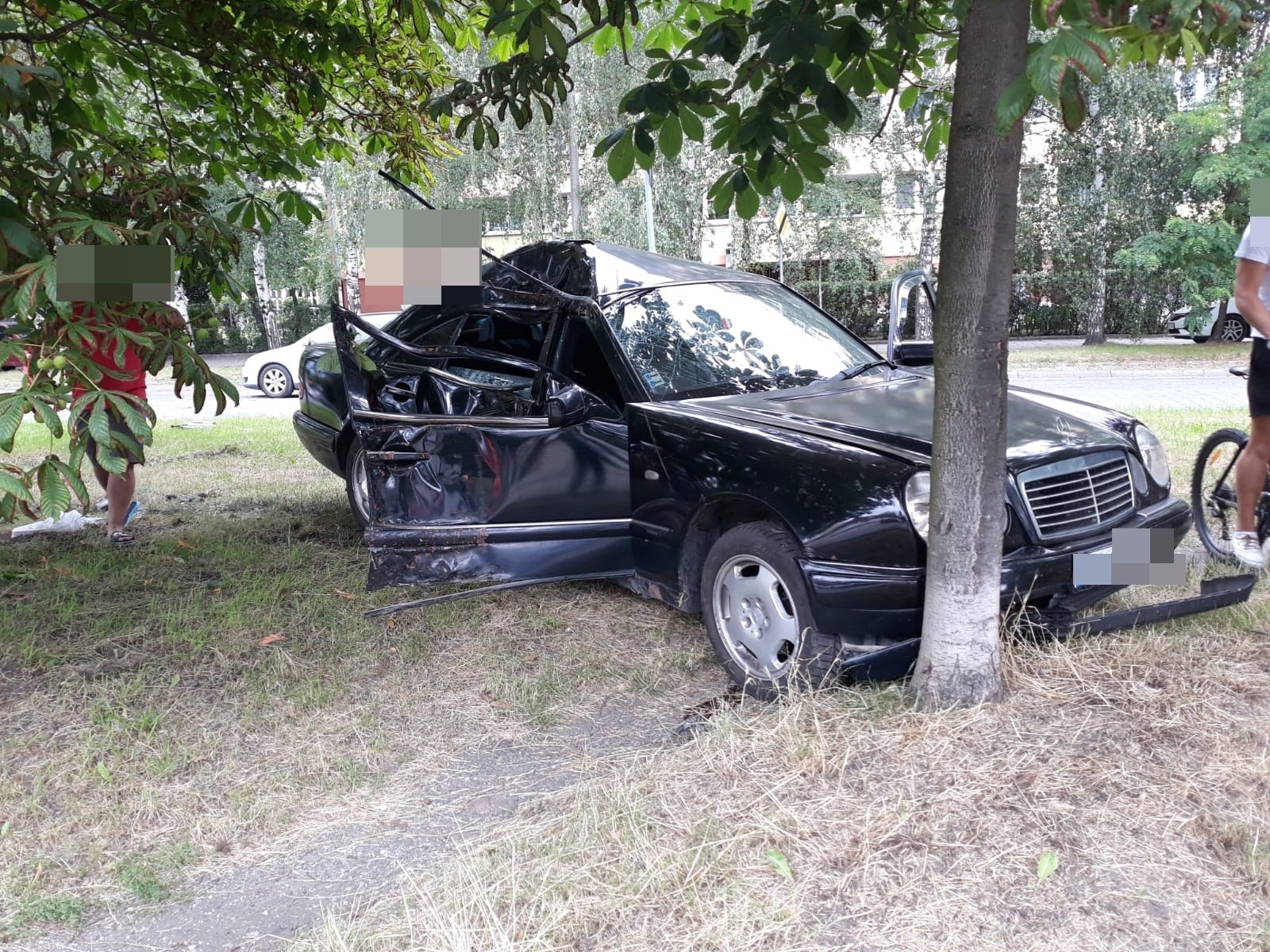 Wypadek na Zaporoskiej. Mercedes "koziołkował" i uderzył w
