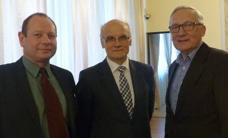 W Skarżysku odbyła się konferencja na temat leczenia przepukliny. Na zdjęciu od lewej Waldemar Mąkosa, szef skarżyskich chirurgów, profesor Stanisław