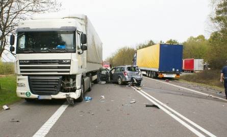 Kierowca opla zginął pod kołami litewskiego tira (zdjęcia z miejsca wypadku)