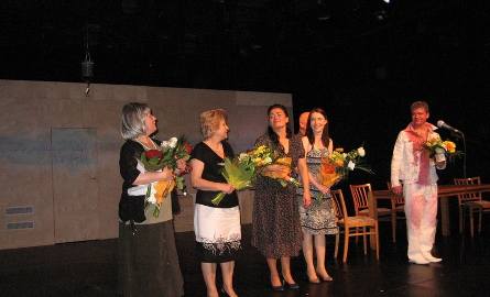 Wywołano autorkę: od lewej Danuta Dolecka, Teresa Opoka, Joanna Jędrejek, Karolina Łękawa i Wiktor Korzeniowski.