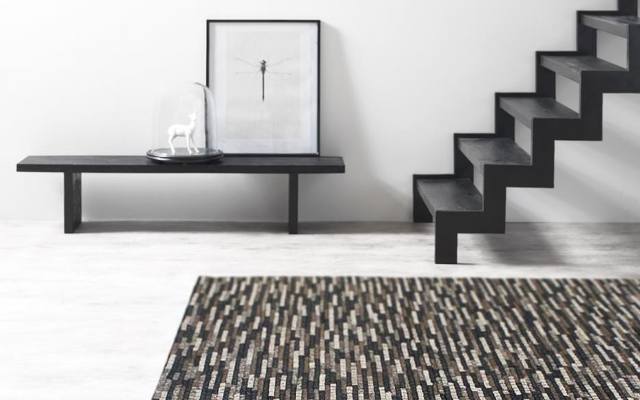 Dywan z kolekcji Yeti jest przykładem zmian, które nastąpiły na rynku dywanów. Dywany tkane są ręcznie w Indiach i Turcji przez doświadczonych mistrzów