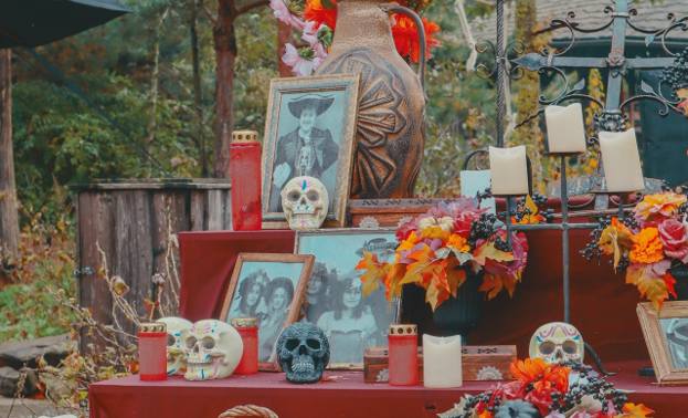 Ofrenda - ołtarz dla duchów, wystawiany w Dniu Zmarłych. Na tym ołtarzu ustawiono zdjęcia zmarłych oraz kosz z jedzeniem jako poczęstunek na wzmocnienie