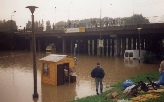 Powódź 1000-lecia! Tak dokładnie 29 lat temu wyglądał Kraków i okoliczne miejscowości. Okropny widok. Czarny lipiec 1997