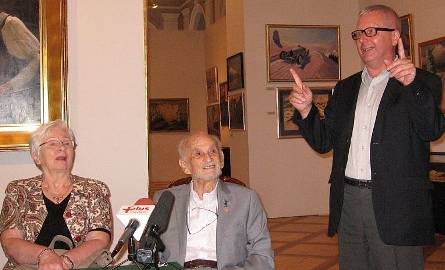 Zaśpiewamy panu sto lat! Adam Zieleziński, dyrektor muzeum imienia Malczewskiego serdecznie powitał Edwarda Kossoya, 98-letniego radomianina, najstarszego