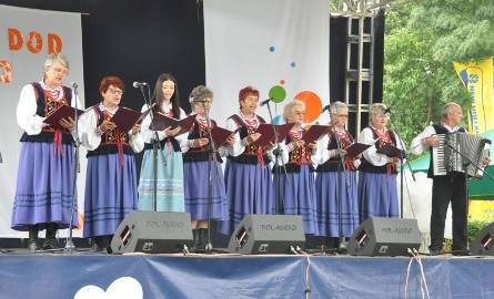 Podczas Dnia Otwartych Drzwi w Modliszewicach koncertowały zespoły ludowe. Na scenie Chmielowianki z gminy Bodzechów