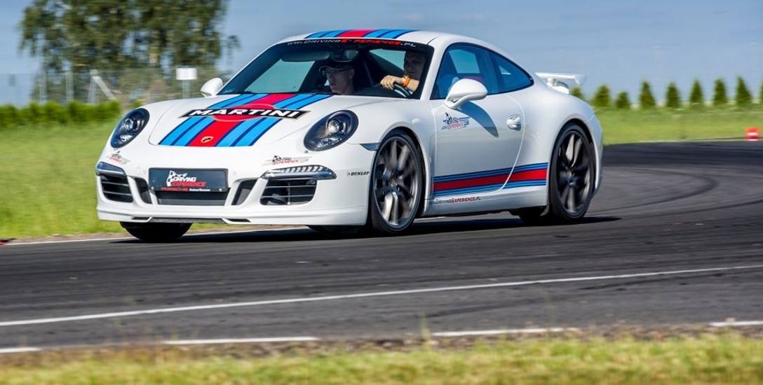 Porsche 911 Carrera S Martini Racing Na całym świecie jest zaledwie 80 sztuk Carrera S Martini Racing Edition! Silnik pojemności 3,8 litra, o mocy 400