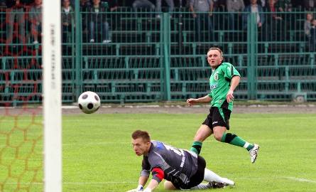 Tak padł drugi gol dla Stali w meczu ze Zniczem, autorstwa Cezarego Czpaka (z prawej).