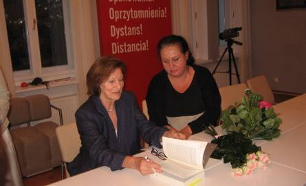 Po spotkaniu Rita Gombrowicz podpisywala swe książki