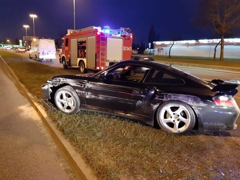 Groźny wypadek w centrum Łodzi. Porsche zderzyło się z