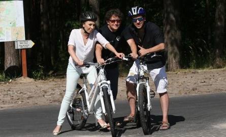 Na rowerach Ada Borek i Adam Małczyk, którzy także poprowadzą Świętokrzyską Galę Kabaretową, a pomiędzy nimi Konrad Smuga – producent imprezy.