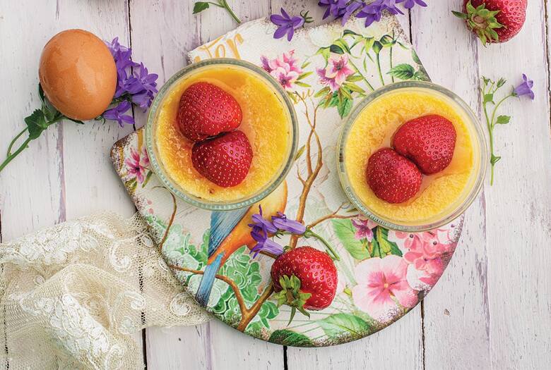 Idealny deser na lato - crème brûlée z truskawkami. Spróbuj, a się zakochasz