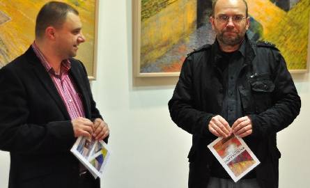 Maciej Majewski (z prawej), opowiadał gościom w Tarnobrzeskim Domu Kultury o swojej twórczości.