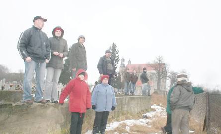 Mieszkańcy pilnie obserwowali akcję strażaków ze Żnina i Bydgoszczy. Sporo osób było na cmentarzu, skąd  poszukiwania widzieli najlepiej. Wielu myślało